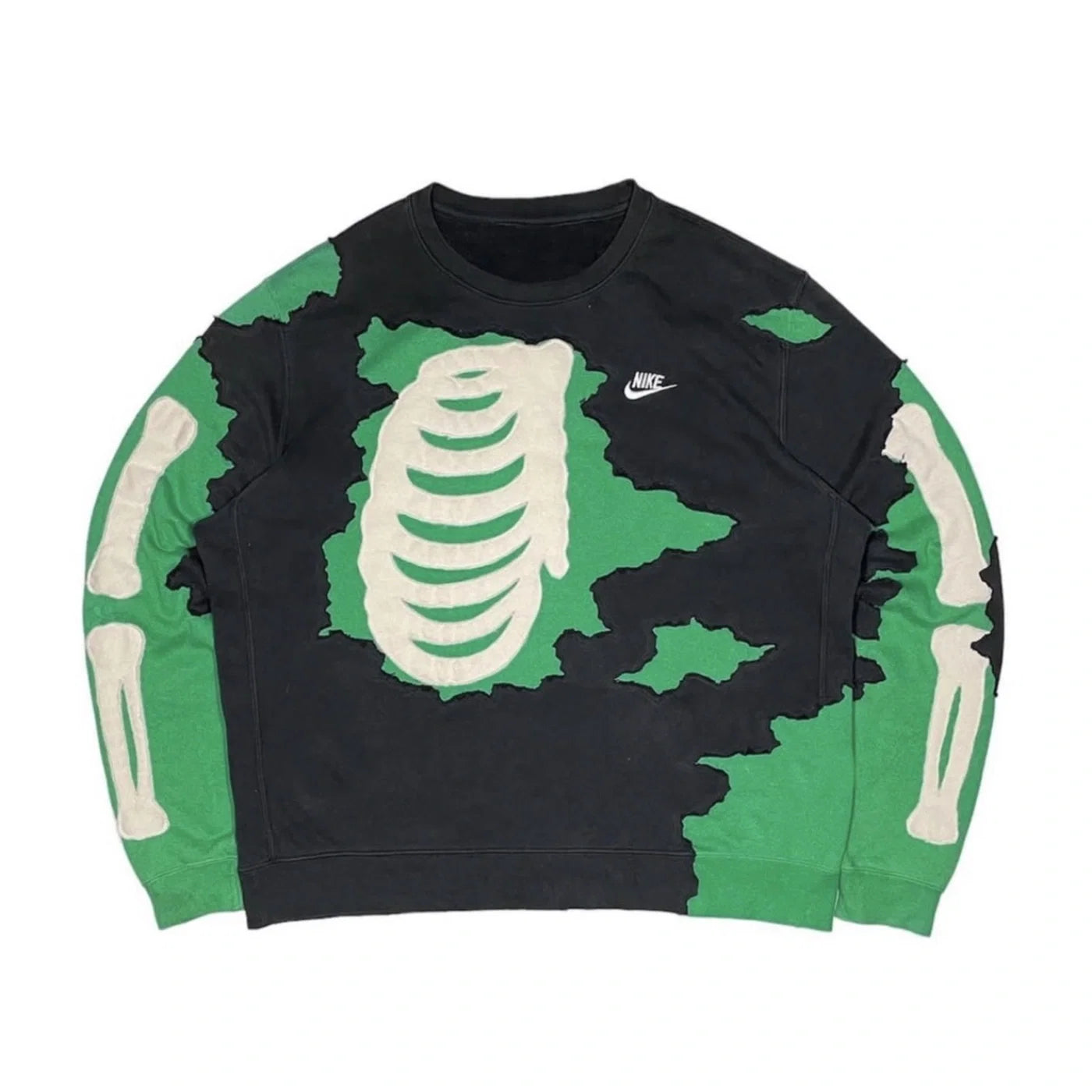 Hoodie Bones Verde Bosque con diseño gráfico frontal