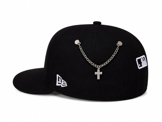 Pin Collar Cruz Plateada Fearless, imagen de uso en gorra