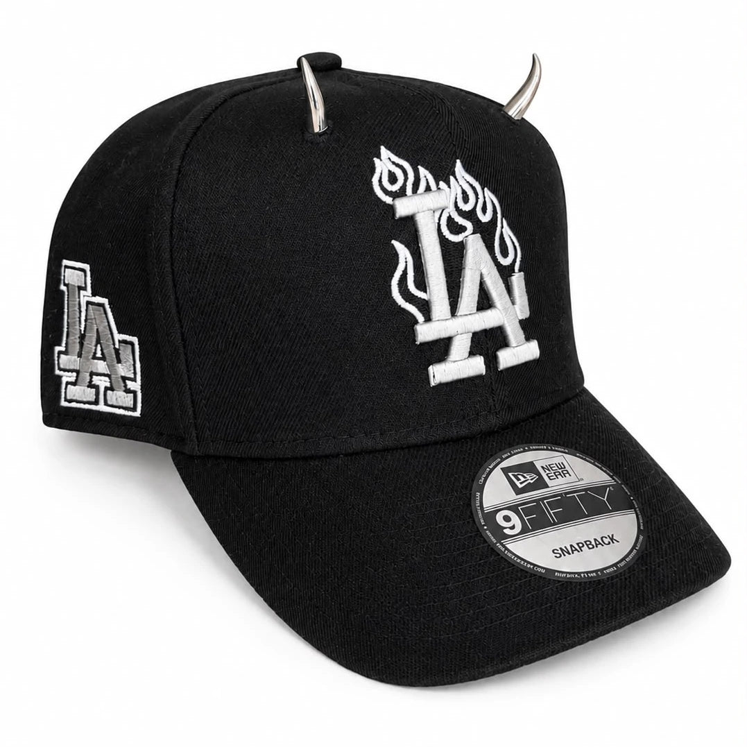Pin Cuernos Plateados Fearless, imagen de uso en gorra