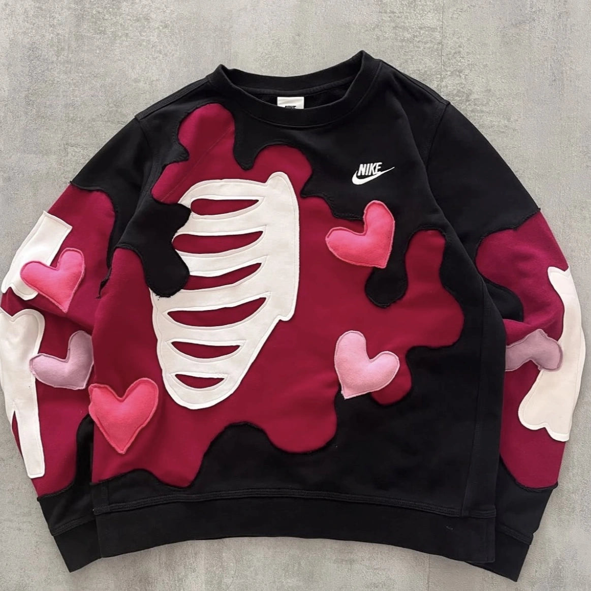 Sudadera Corazones Rojos Fearless con gráfico streetwear en hoodie unisex