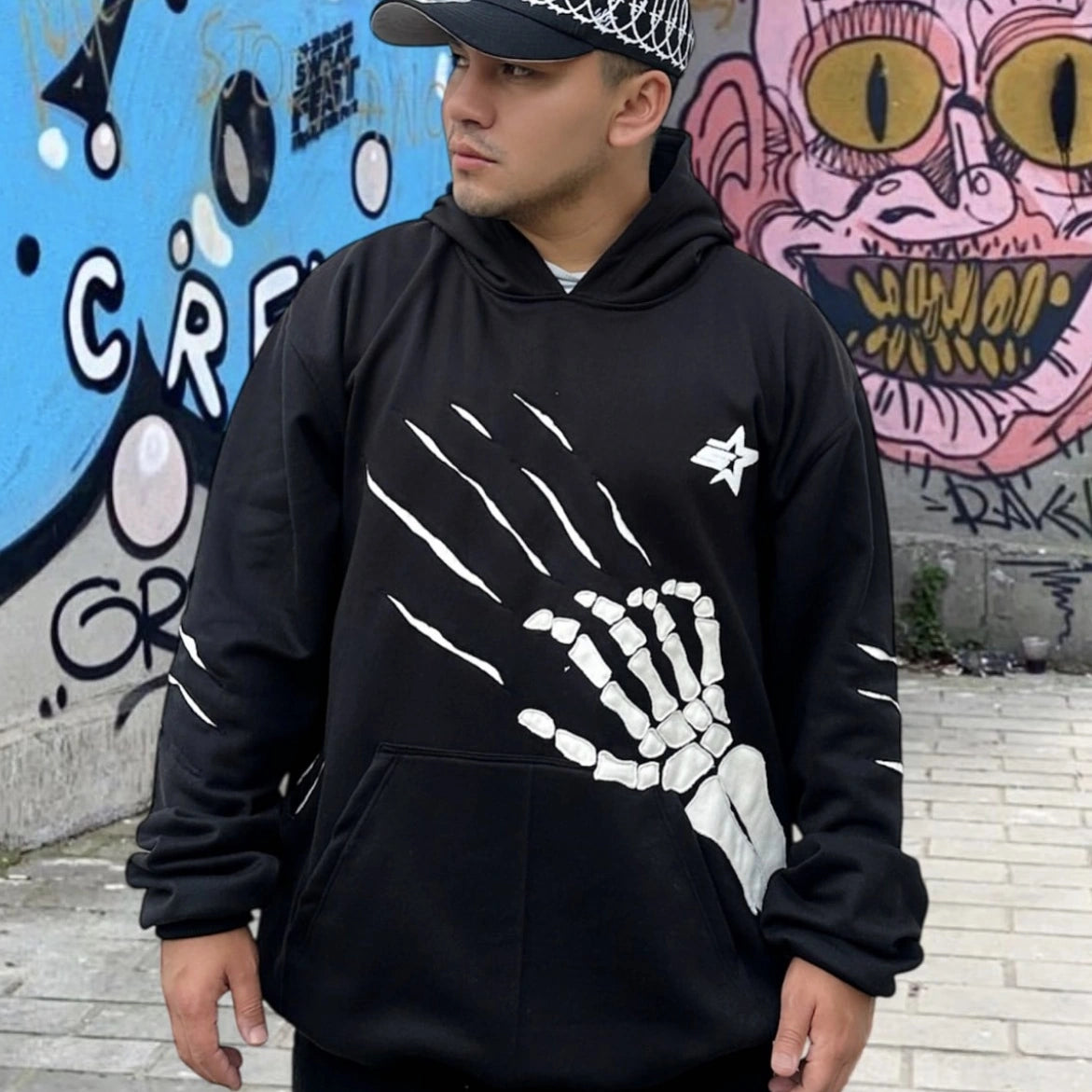 Sudadera Mano Esqueleto Negra Fearless con gráfico streetwear en hoodie unisex