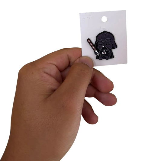 Pin Casco Oscuro Fearless, imagen de producto