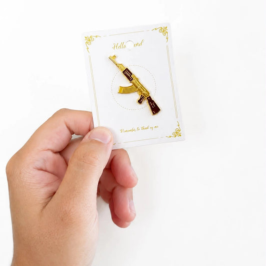 Pin Rifle Dorado Fearless, imagen de producto