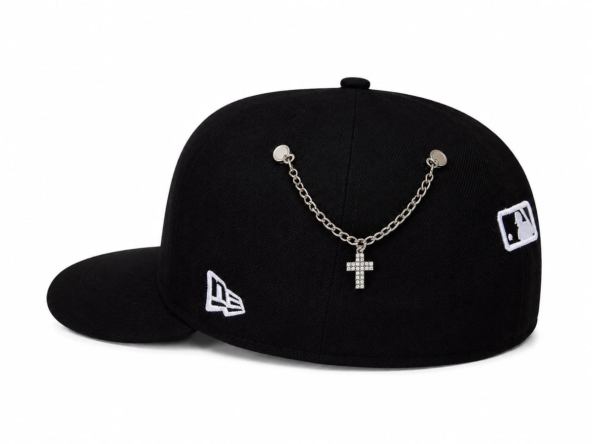 Pin Collar Cruz Plateada Fearless, imagen de uso en gorra