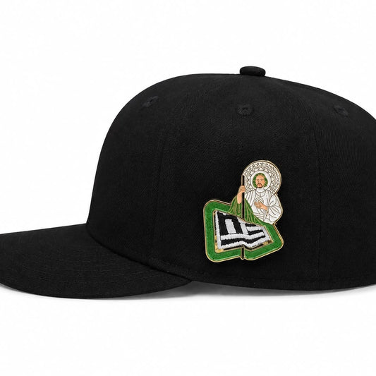 Pin Santo Verde Fearless, imagen de uso en gorra
