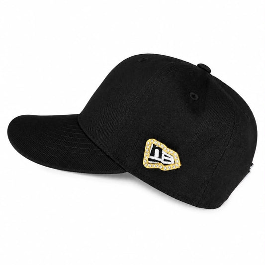 Pin Logo Dorado Fearless, imagen de uso en gorra