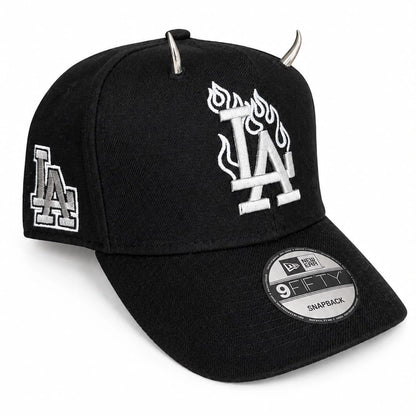 Pin Cuernos Plateados Fearless, imagen de uso en gorra